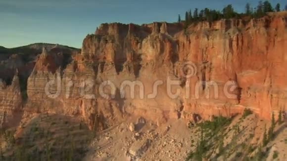 布莱斯峡谷国家公园向悬崖摇晃的空中射击视频的预览图