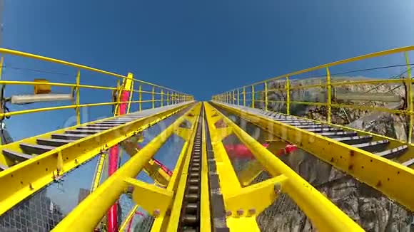 黄色过山车的初峰视频的预览图