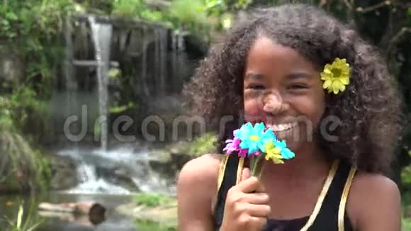 非洲少女瀑布视频的预览图