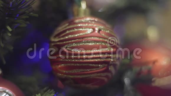 圣诞节和新年装饰红色和金色摘要模糊的博克假日背景闪烁的加兰视频的预览图