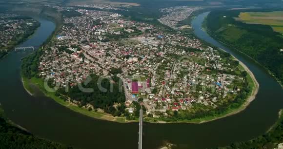 鸟瞰夏天的迪尼斯特河弯曲峡谷和著名的乌克兰扎利斯奇基镇乌克兰Ternopil地区视频的预览图