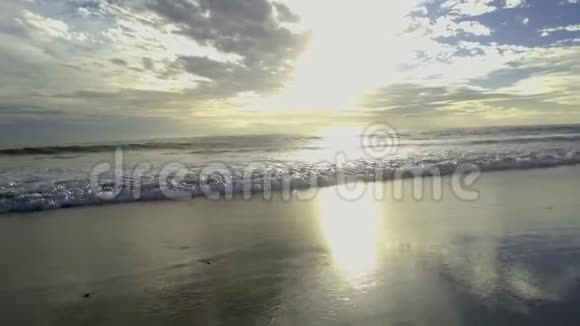 海浪冲到海滩上视频的预览图