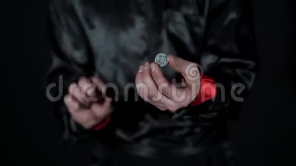 那枚硬币从魔术师手中消失了他手中冒出了烟视频的预览图