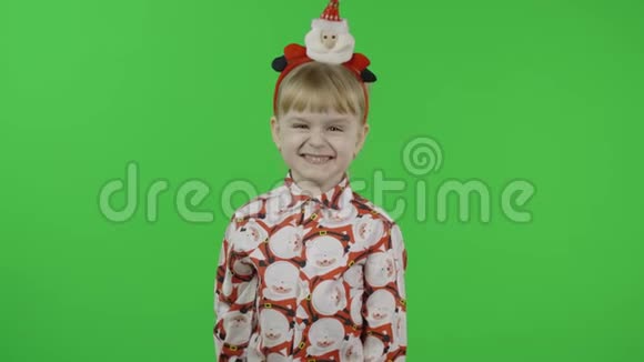穿着圣诞老人衬衫的快乐漂亮的小女孩圣诞节色度键视频的预览图