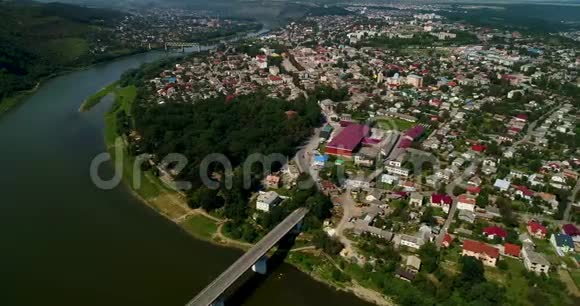 鸟瞰夏天的迪尼斯特河弯曲峡谷和著名的乌克兰扎利斯奇基镇乌克兰Ternopil地区视频的预览图