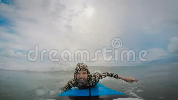 巴厘岛海洋冲浪板上的那个年轻人他想抓住一个浪那个人站在一块木板上抱着视频的预览图