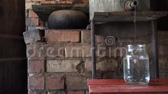 胡氏醇流入玻璃罐蒸馏锅炉着火加热4K视频的预览图