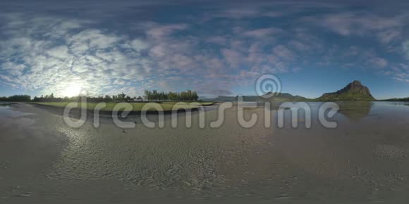 在毛里求斯上空航行的云和在高尔夫球场上行驶的手推车360VR时程视频的预览图