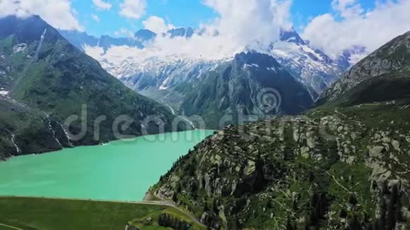 瑞士阿尔卑斯山美丽的山湖视频的预览图