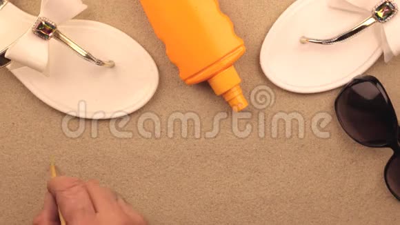 勒沃托用手在沙滩上写下的铭文在海滩的附属物中标志和符号娱乐视频的预览图