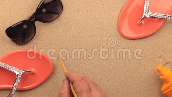 为你在沙滩上沙滩上手工书写的铭文标志和符号娱乐视频的预览图