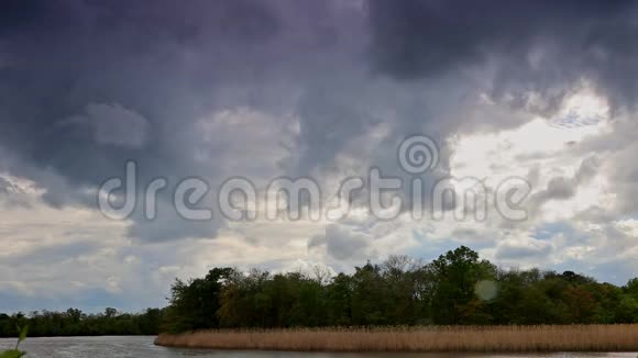 夏季风暴来临之前暴雨云在湖面上空盘旋视频的预览图