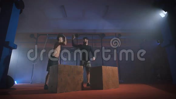 两个男人在健身房跳一个盒子视频的预览图