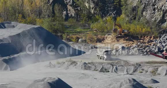 一个采石场里的黄色自卸卡车一个采石场里的一块石头一个采石场里的黄色装载的自卸卡车视频的预览图
