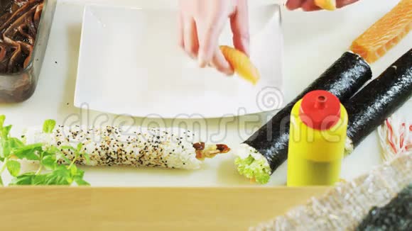 把鲑鱼和米饭放在盘子里视频的预览图