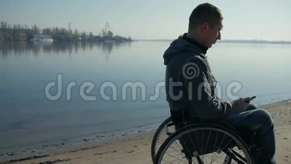 残疾人在手机轮椅上信仰上发言视频的预览图