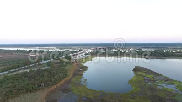 北卡罗来纳沿海沼泽地和高海拔大桥的空中视频东方引道视频的预览图