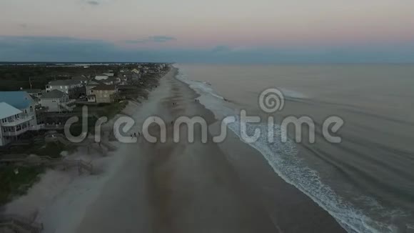 就在北卡罗莱纳州北托普赛尔海滩上的数字日出之前空中演练视频视频的预览图