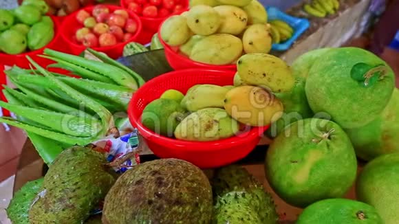 街头小贩柜台上的热带水果蔬菜视频的预览图