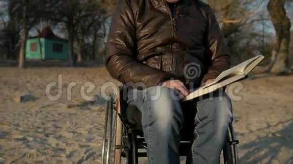 男瘸子读圣经信仰上帝信仰未来轮椅人视频的预览图