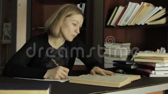 大学里在图书馆工作的女讲师疲倦的学生准备考试视频的预览图