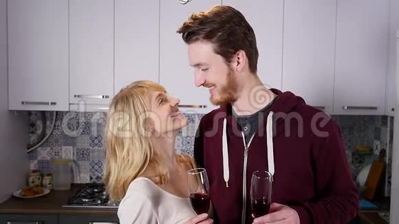 快乐的一对夫妇在家中对着镜头举杯视频的预览图