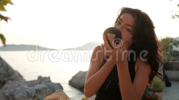 在海岸上美丽的女人在镜子前擦面巾纸视频的预览图