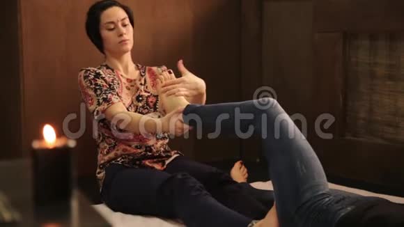 女孩接受传统泰式足底按摩泰式瑜伽按摩疗法视频的预览图