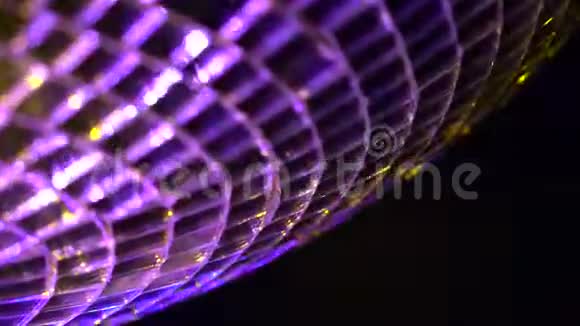 旋转迪斯科镜球旋转闪闪发光的迪斯科球夜宴的概念黑色背景关门视频的预览图