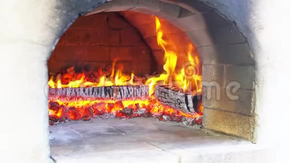披萨是用传统的木头烤的在餐馆里烤披萨商业厨房做披萨的厨师视频的预览图