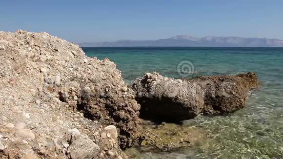 岩石突出在浅滩水面之上海平面之上视频的预览图