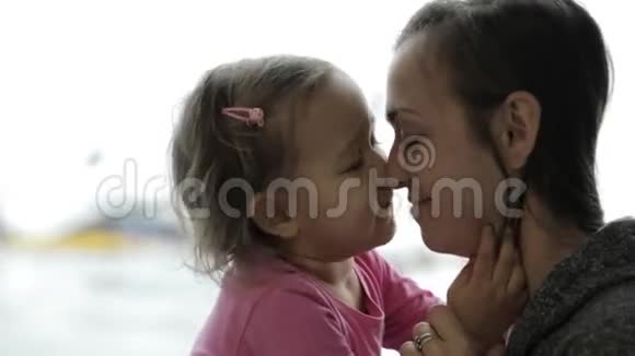 妈妈和小女儿在机场拥抱和亲吻视频的预览图