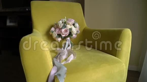 婚礼上的新娘花束放在椅子上视频的预览图