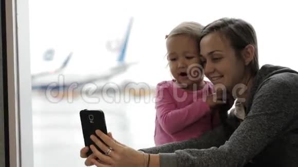 妈妈带着小女儿在机场自拍视频的预览图