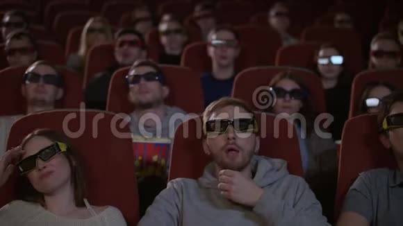 3d眼镜观众在电影院看电影3D眼镜的人视频的预览图