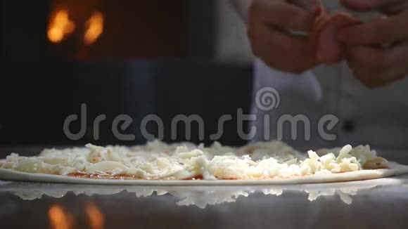 在厨房做饭把配料放在披萨上披萨的概念生产和运送粮食视频的预览图