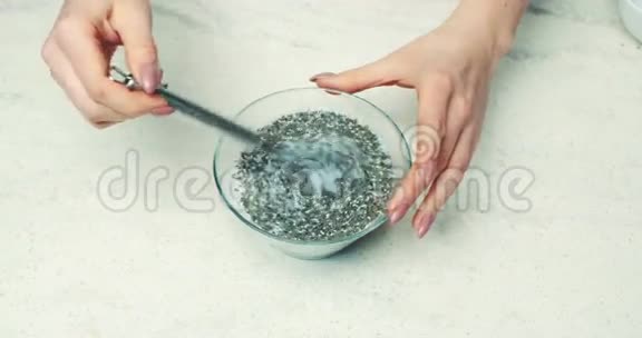 女人的手在碗里搅拌吉亚布丁视频的预览图