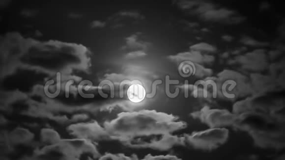 在移动的云中高亮的月亮视频的预览图
