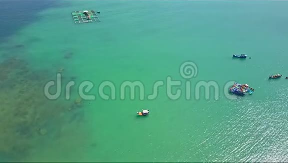 无人驾驶飞机飞越蔚蓝海面上的渔船视频的预览图