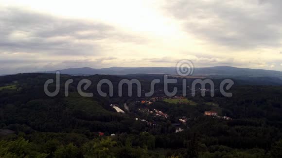 在捷克的索默尔和秋天之间的Kyselka村观看布西纳的瓦利河观景台视频的预览图