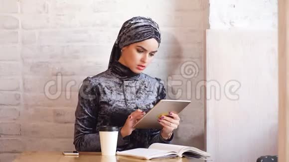 美丽的穆斯林妇女工作与文件商业生活方式视频的预览图