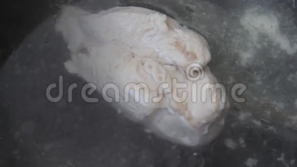 炖锅煮鸡的过程视频的预览图