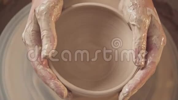 传统陶制陶制陶工制杯上图所示视频的预览图