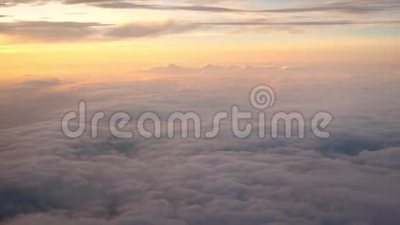 4K航空云的奇妙景色透过日落的飞机窗视频的预览图