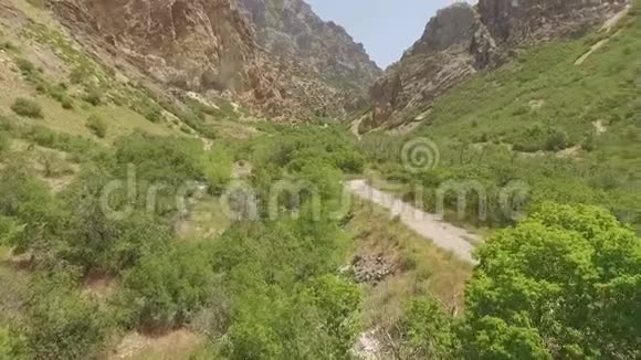 高漠山脉峡谷徒步旅行路线的鸟瞰图视频的预览图