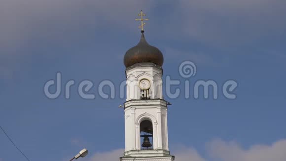 钟楼与大门外的大天使迈克尔教堂视频的预览图