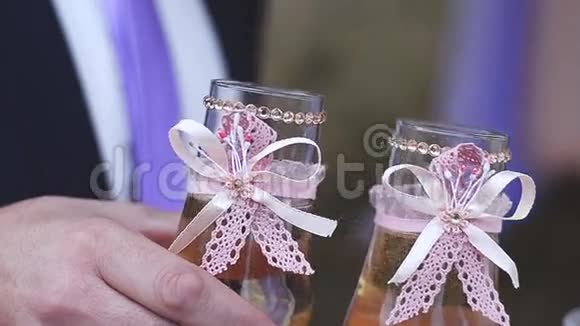 新婚夫妇手中的一杯酒结婚酒杯的声音视频的预览图