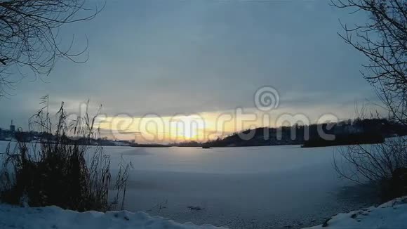 在冰冻的湖面上日落视频的预览图