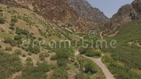 高漠山脉峡谷徒步旅行路线的鸟瞰图视频的预览图