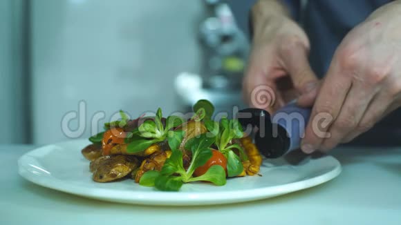 厨师把酱汁倒在盘子里端上视频的预览图
